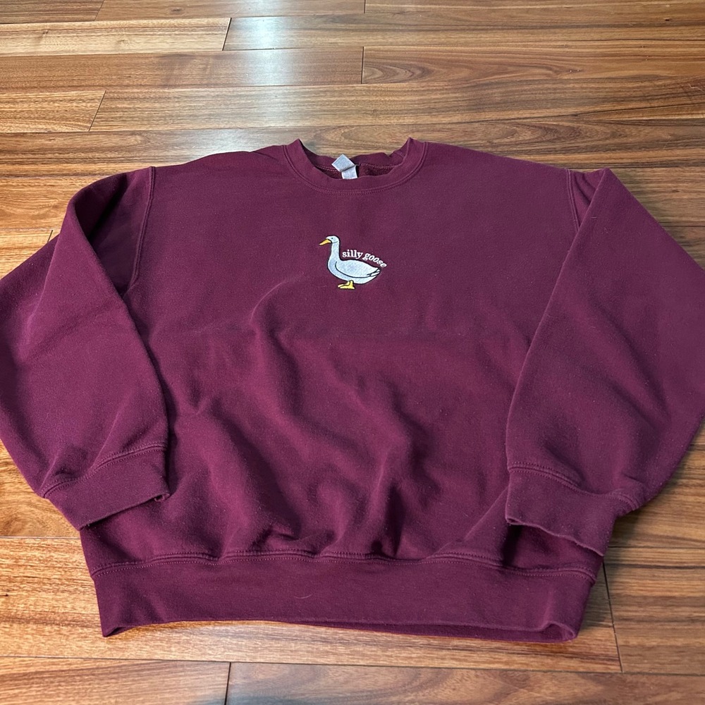 Gildan Silly Goose Embroidered Maroon Crewneck Sweatshirt Medium Burgundy Bird